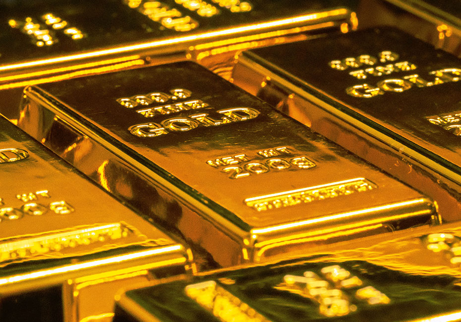 Mehrere geprägte Goldbarren liegen dicht nebeneinander.