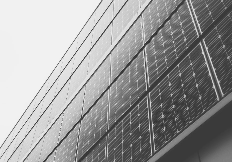 Nahaufnahme einer Photovoltaikfläche, die Zellen laufen schräg ins Bild.